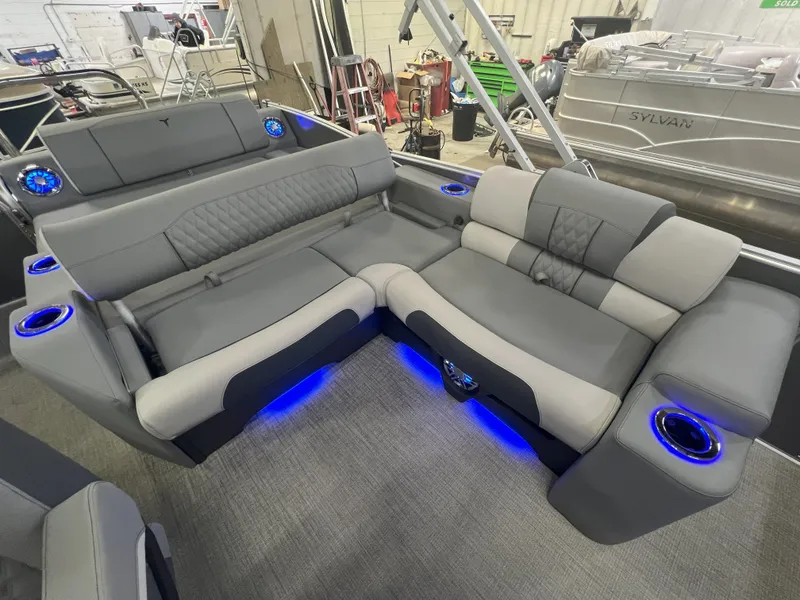 Slide: The Image of Tahoe Cascade 2385 Swingback (VRL) & Honda 4-Stroke EFI 2025 - 18