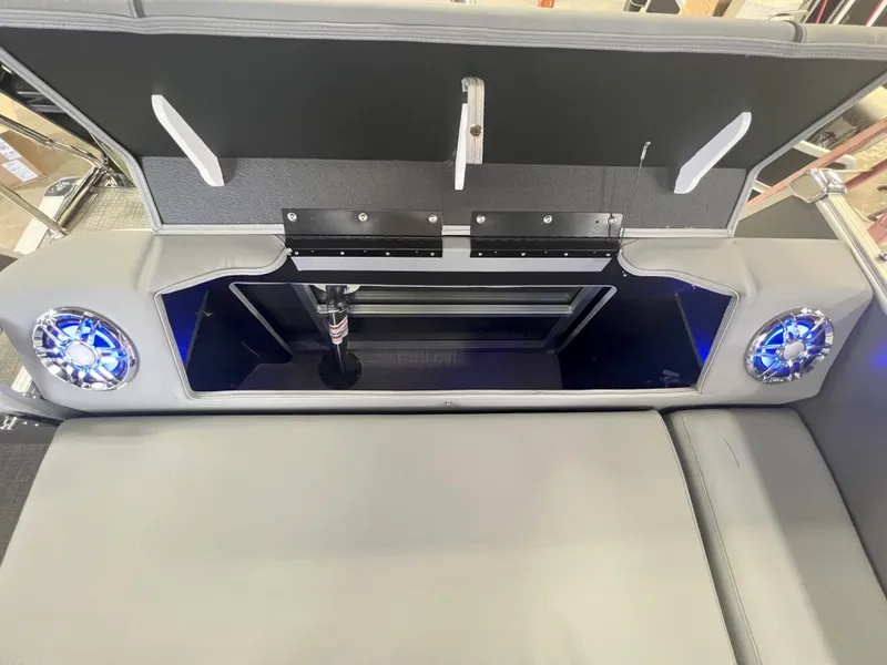 Slide: The Image of Tahoe Cascade 2385 Swingback (VRL) & Honda 4-Stroke EFI 2025 - 25