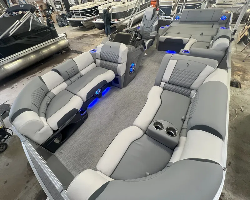 Slide: The Image of Tahoe Cascade 2385 Swingback (VRL) & Honda 4-Stroke EFI 2025 - 26