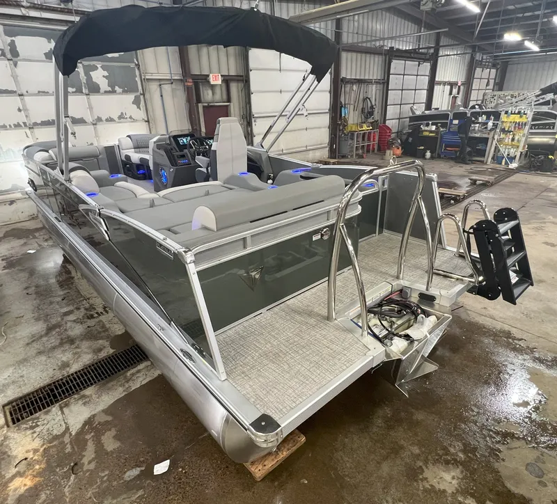 Slide: The Image of Tahoe Cascade 2385 Swingback (VRL) & Honda 4-Stroke EFI 2025 - 30