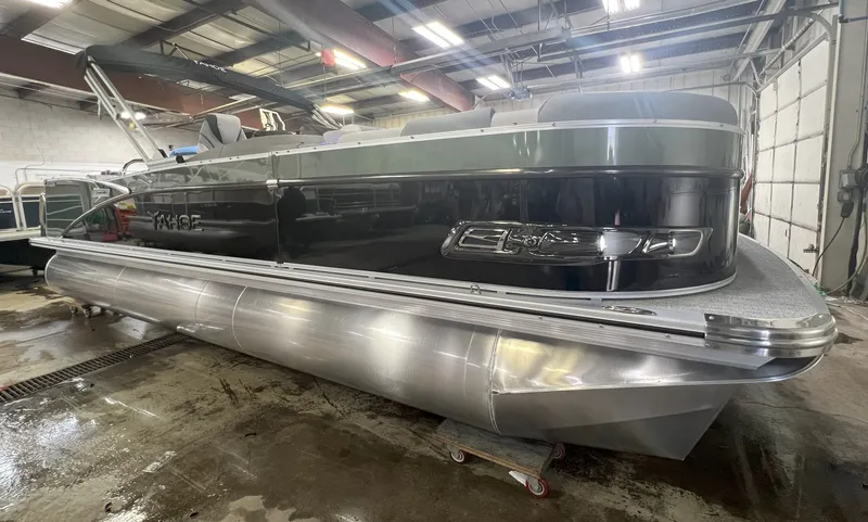 Slide: The Image of Tahoe Cascade 2385 Swingback (VRL) & Honda 4-Stroke EFI 2025 - 36