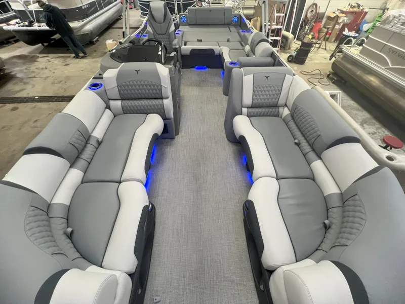 Slide: The Image of Tahoe Cascade 2385 Swingback (VRL) & Honda 4-Stroke EFI 2025 - 5