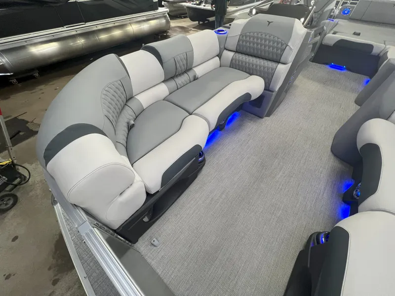 Slide: The Image of Tahoe Cascade 2385 Swingback (VRL) & Honda 4-Stroke EFI 2025 - 6