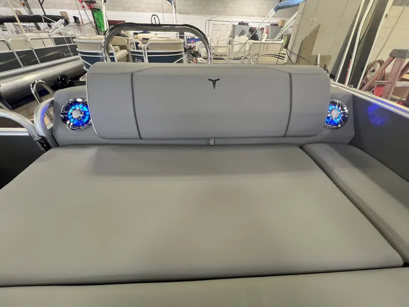 Slide: The Image of Tahoe Cascade VRL 2385 Swingback 2025 - 24