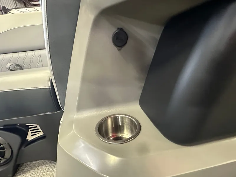 Slide: The Image of Tahoe LTZ 2385 Quad Lounge Shift Flip & Honda 4-Stroke EFI 2025 - 34