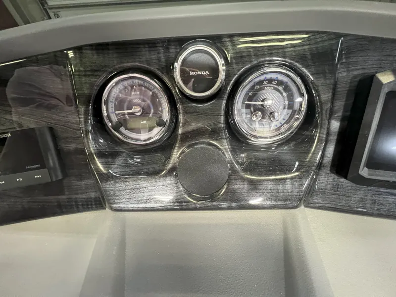 Slide: The Image of Tahoe LTZ 2385 Swingback (VRB) & Honda 4-Stroke EFI 2025 - 13