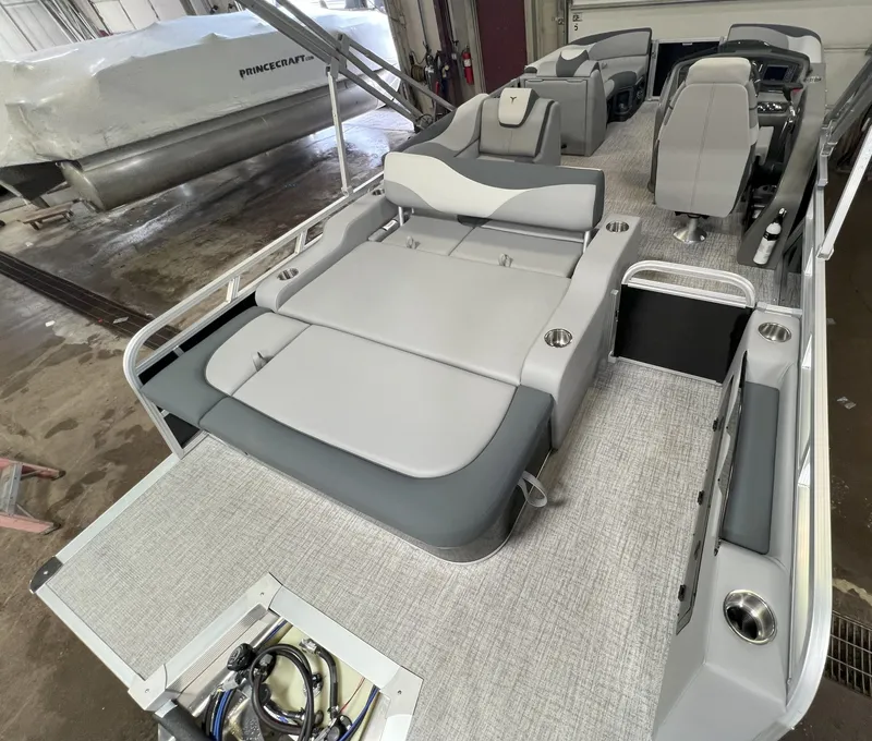 Slide: The Image of Tahoe LTZ 2385 Swingback (VRB) & Honda 4-Stroke EFI 2025 - 30