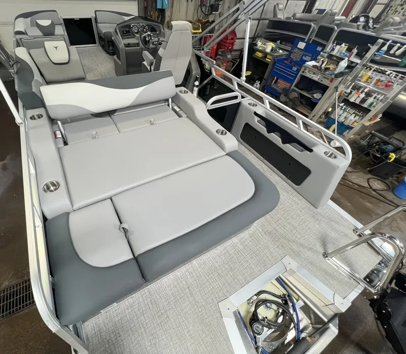 Slide: The Image of Tahoe LTZ 2385 Swingback (VRB) & Honda 4-Stroke EFI 2025 - 31