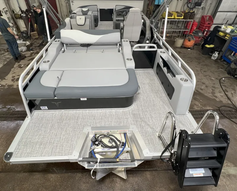 Slide: The Image of Tahoe LTZ 2385 Swingback (VRB) & Honda 4-Stroke EFI 2025 - 33