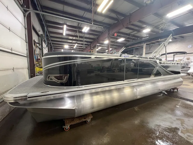 Slide: The Image of Tahoe LTZ 2385 Swingback (VRB) & Honda 4-Stroke EFI 2025 - 39