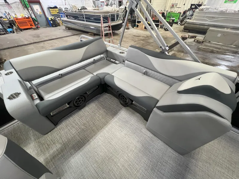 Slide: The Image of Tahoe LTZ 2385 VRB Swingback 2025 - 16