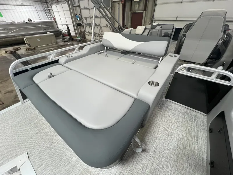 Slide: The Image of Tahoe LTZ 2385 VRB Swingback 2025 - 17