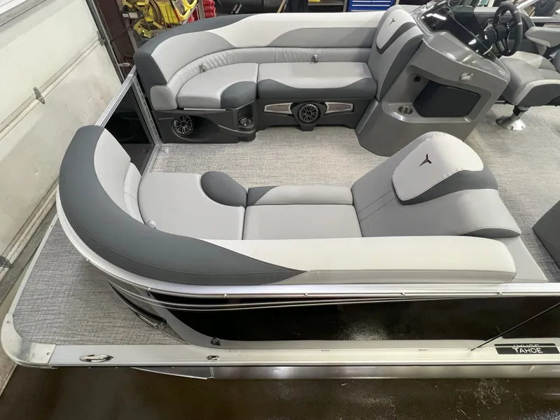 Slide: The Image of Tahoe LTZ 2385 VRB Swingback 2025 - 2