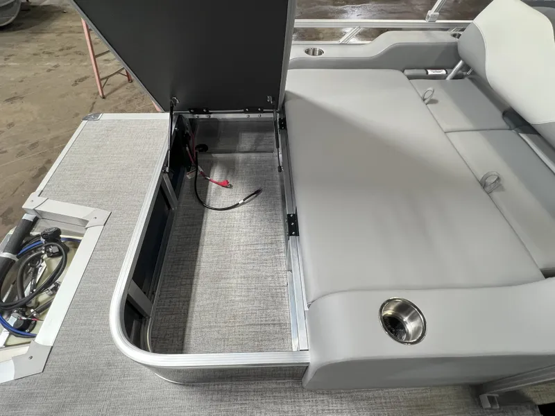 Slide: The Image of Tahoe LTZ 2385 VRB Swingback 2025 - 21