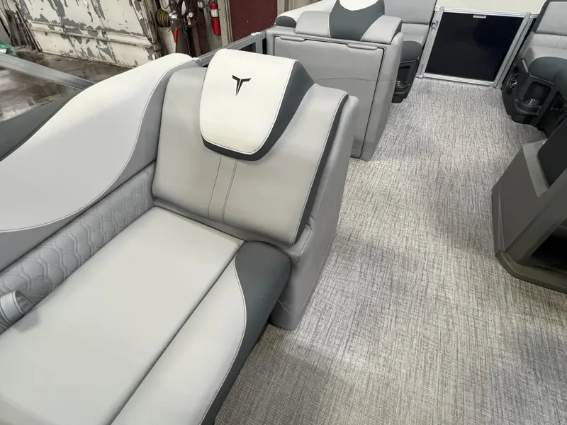 Slide: The Image of Tahoe LTZ 2385 VRB Swingback 2025 - 22