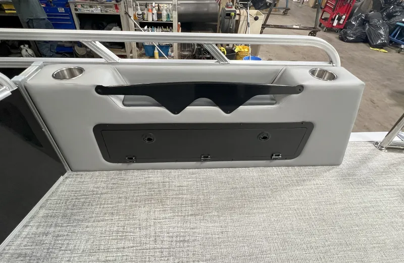 Slide: The Image of Tahoe LTZ 2385 VRB Swingback 2025 - 26