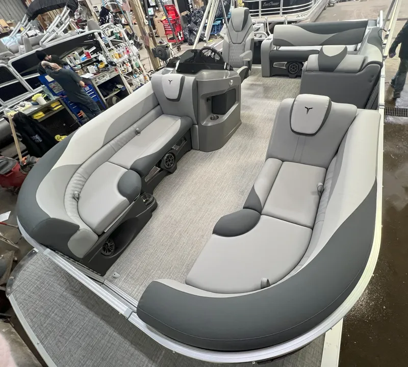 Slide: The Image of Tahoe LTZ 2385 VRB Swingback 2025 - 28