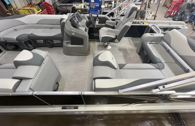 Slide: The Image of Tahoe LTZ 2385 VRB Swingback 2025 - 3