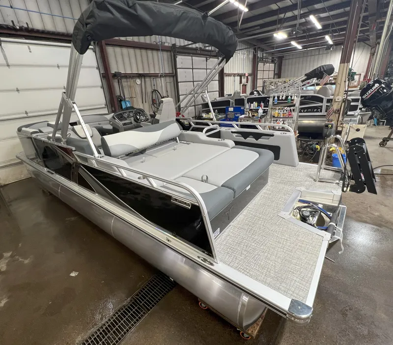 Slide: The Image of Tahoe LTZ 2385 VRB Swingback 2025 - 32