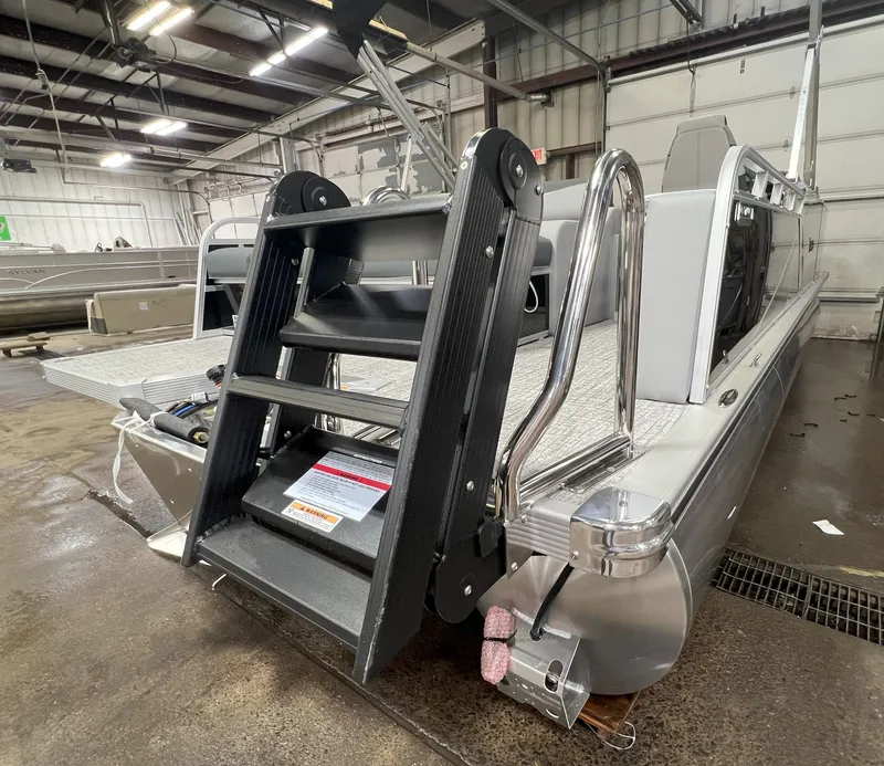 Slide: The Image of Tahoe LTZ 2385 VRB Swingback 2025 - 35