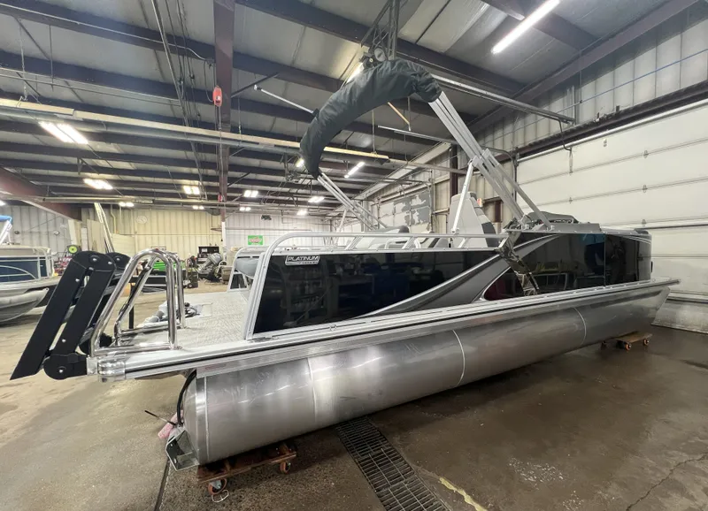 Slide: The Image of Tahoe LTZ 2385 VRB Swingback 2025 - 37