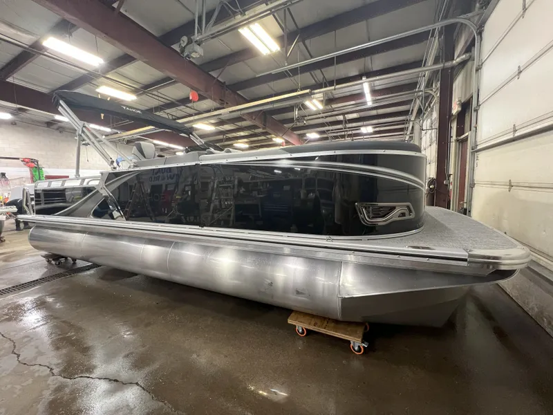 Slide: The Image of Tahoe LTZ 2385 VRB Swingback 2025 - 38