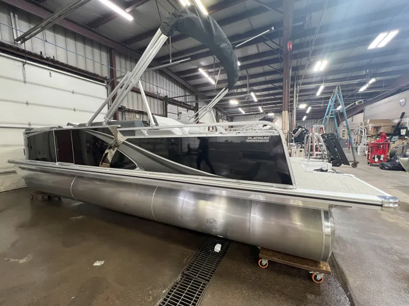 Slide: The Image of Tahoe LTZ 2385 VRB Swingback 2025 - 40