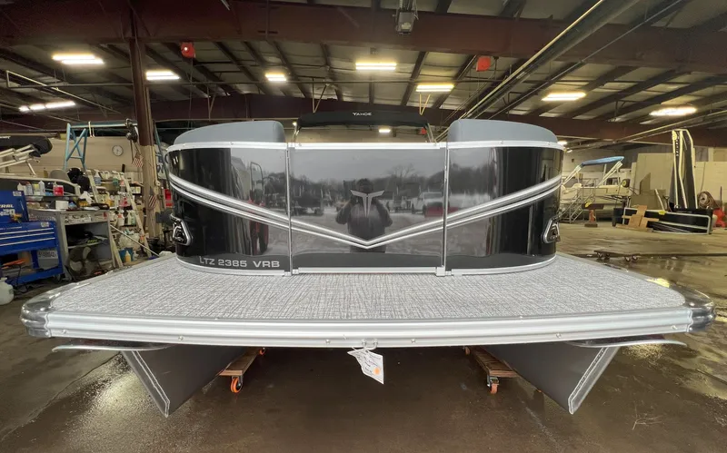 Slide: The Image of Tahoe LTZ 2385 VRB Swingback 2025 - 41