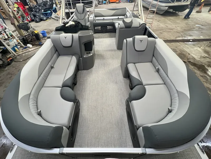 Slide: The Image of Tahoe LTZ 2385 VRB Swingback 2025 - 5