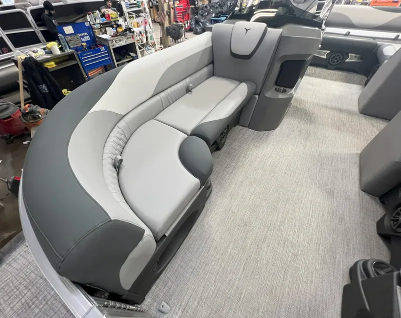 Slide: The Image of Tahoe LTZ 2385 VRB Swingback 2025 - 6