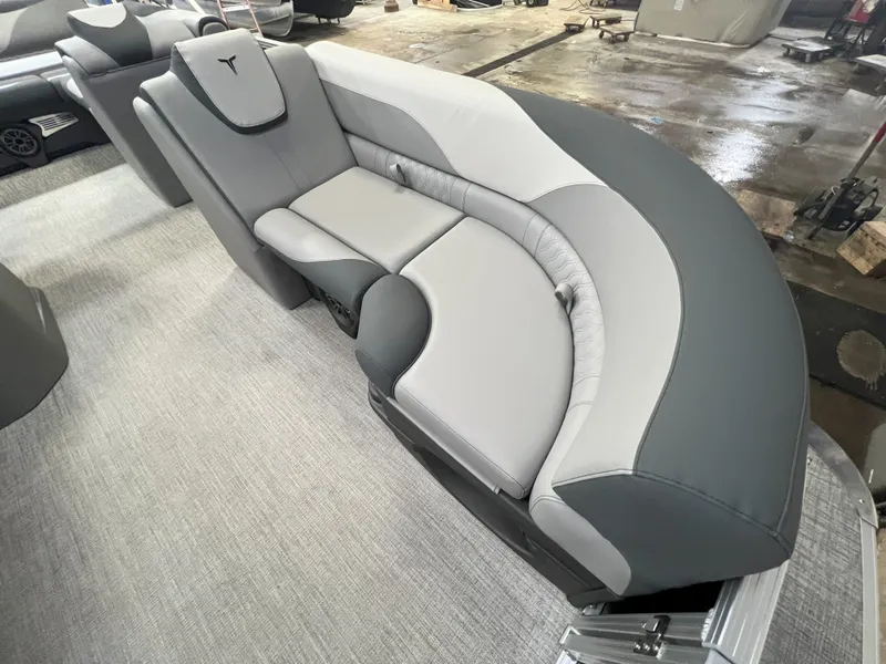 Slide: The Image of Tahoe LTZ 2385 VRB Swingback 2025 - 7