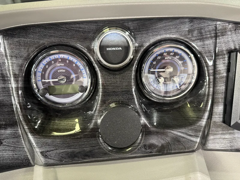 Slide: The Image of Tahoe LTZ 2385 Swingback (VRB) & Honda 4-Stroke EFI 2025 - 13