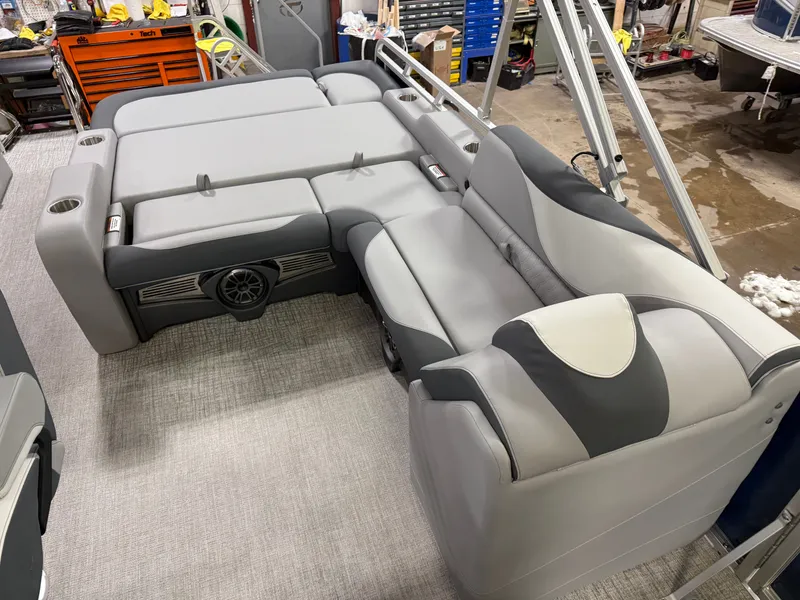 Slide: The Image of Tahoe LTZ 2385 Swingback (VRB) & Honda 4-Stroke EFI 2025 - 19