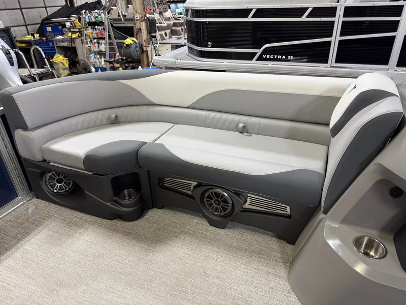 Slide: The Image of Tahoe LTZ 2385 Swingback (VRB) & Honda 4-Stroke EFI 2025 - 31