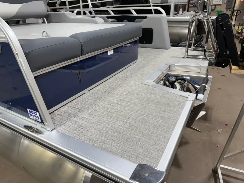 Slide: The Image of Tahoe LTZ 2385 Swingback (VRB) & Honda 4-Stroke EFI 2025 - 42