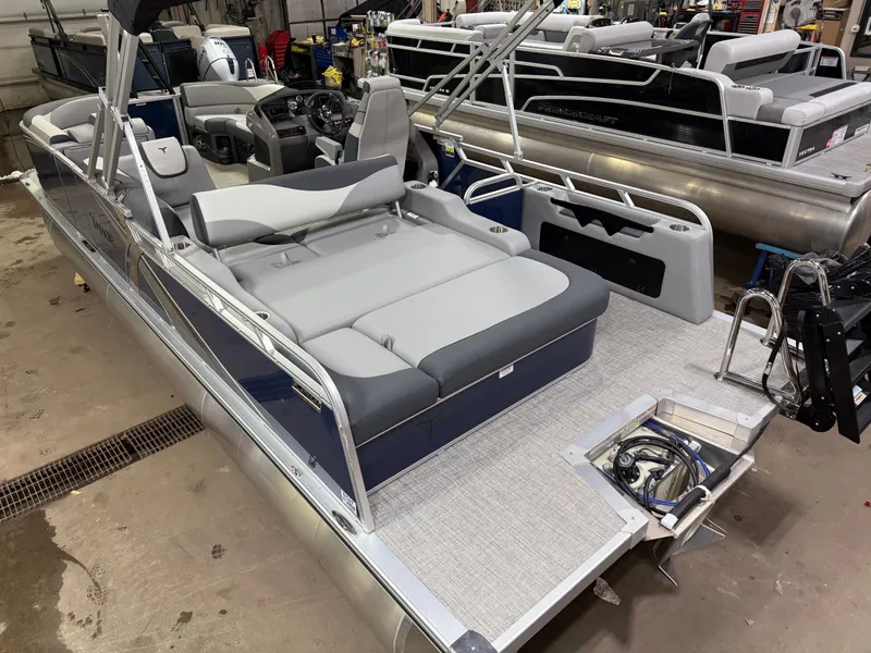 Slide: The Image of Tahoe LTZ 2385 Swingback (VRB) & Honda 4-Stroke EFI 2025 - 48