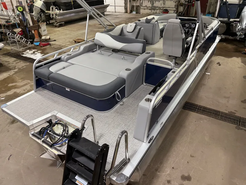 Slide: The Image of Tahoe LTZ 2385 Swingback (VRB) & Honda 4-Stroke EFI 2025 - 49