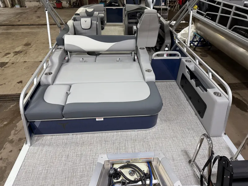 Slide: The Image of Tahoe LTZ 2385 Swingback (VRB) & Honda 4-Stroke EFI 2025 - 5