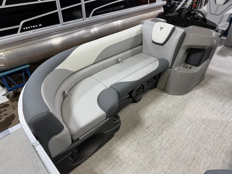 Slide: The Image of Tahoe LTZ 2385 Swingback (VRB) & Honda 4-Stroke EFI 2025 - 7