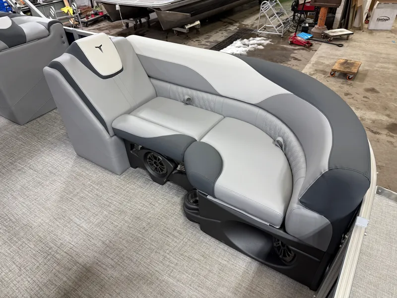 Slide: The Image of Tahoe LTZ 2385 Swingback (VRB) & Honda 4-Stroke EFI 2025 - 8