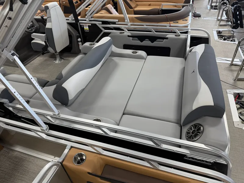 Slide: The Image of Tahoe LTZ 2385 VRL Swingback & Honda 4-Stroke EFI 2025 - 4