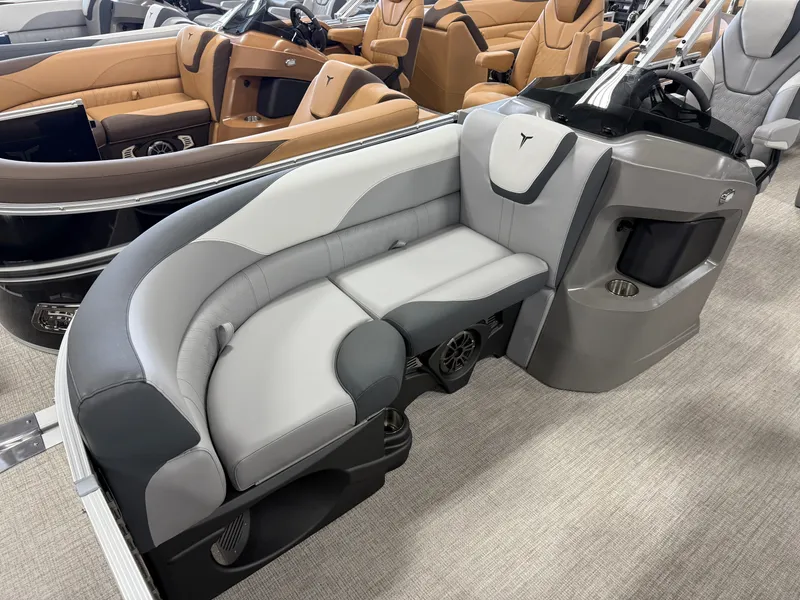 Slide: The Image of Tahoe LTZ 2385 VRL Swingback & Honda 4-Stroke EFI 2025 - 7