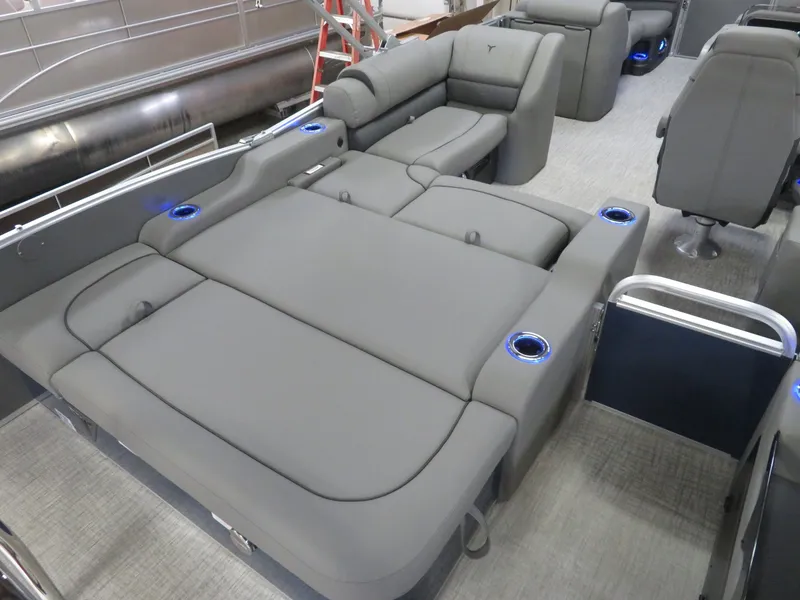 Slide: The Image of Tahoe Cascade 115HP VRB 2385 Swinback Pontoon 2024 - 22