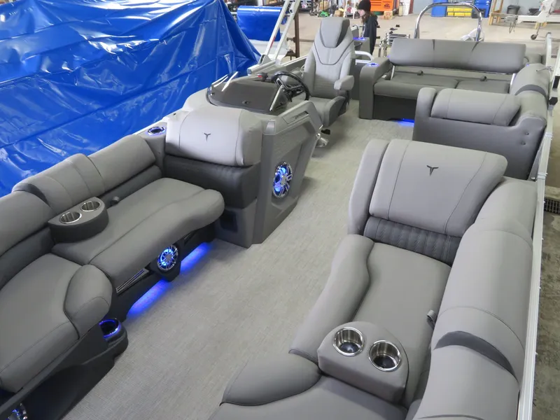 Slide: The Image of Tahoe Cascade 115HP VRB 2385 Swinback Pontoon 2024 - 34