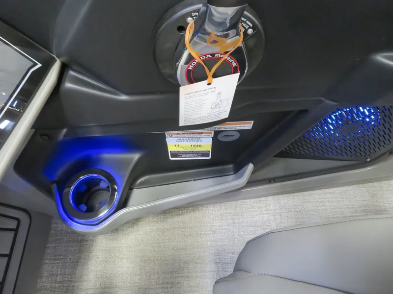 Slide: The Image of Tahoe Cascade 2385 Swingback (VRB) & Honda 4-Stroke EFI 2024 - 16