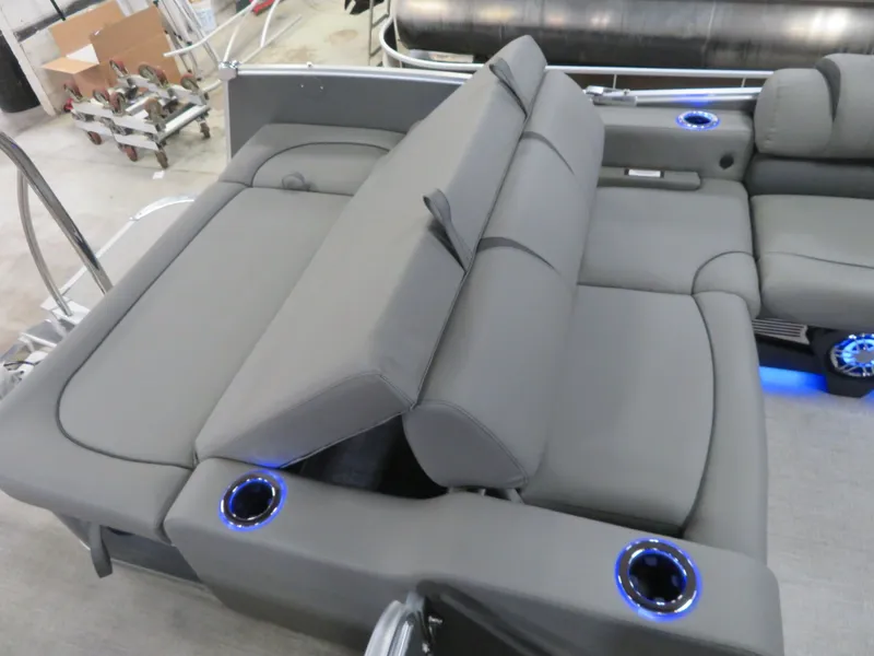 Slide: The Image of Tahoe Cascade 2385 Swingback (VRB) & Honda 4-Stroke EFI 2024 - 23