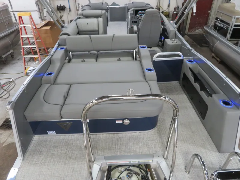 Slide: The Image of Tahoe Cascade 2385 Swingback (VRB) & Honda 4-Stroke EFI 2024 - 6