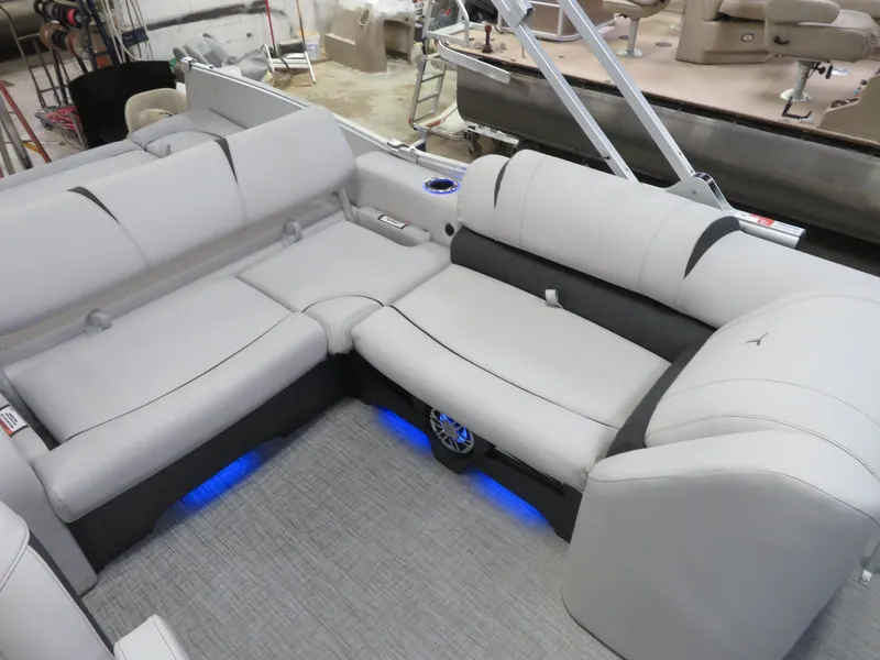 Slide: The Image of Tahoe Cascade 115HP VRB 2385 Swingback Pontoon 2024 - 22