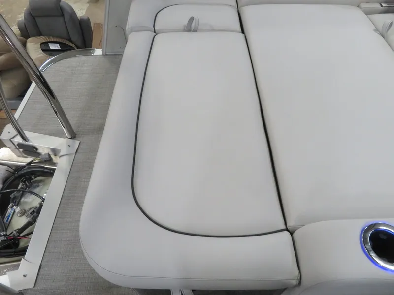 Slide: The Image of Tahoe Cascade 115HP VRB 2385 Swingback Pontoon 2024 - 31