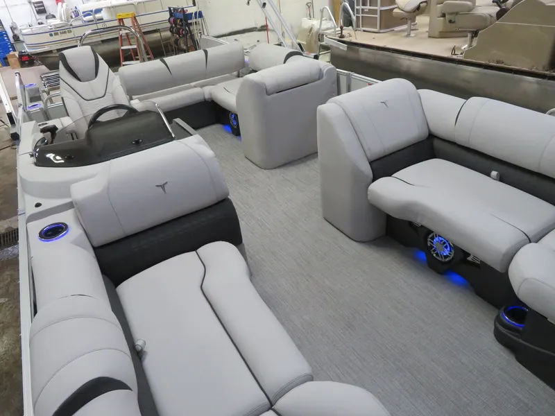 Slide: The Image of Tahoe Cascade 115HP VRB 2385 Swingback Pontoon 2024 - 34